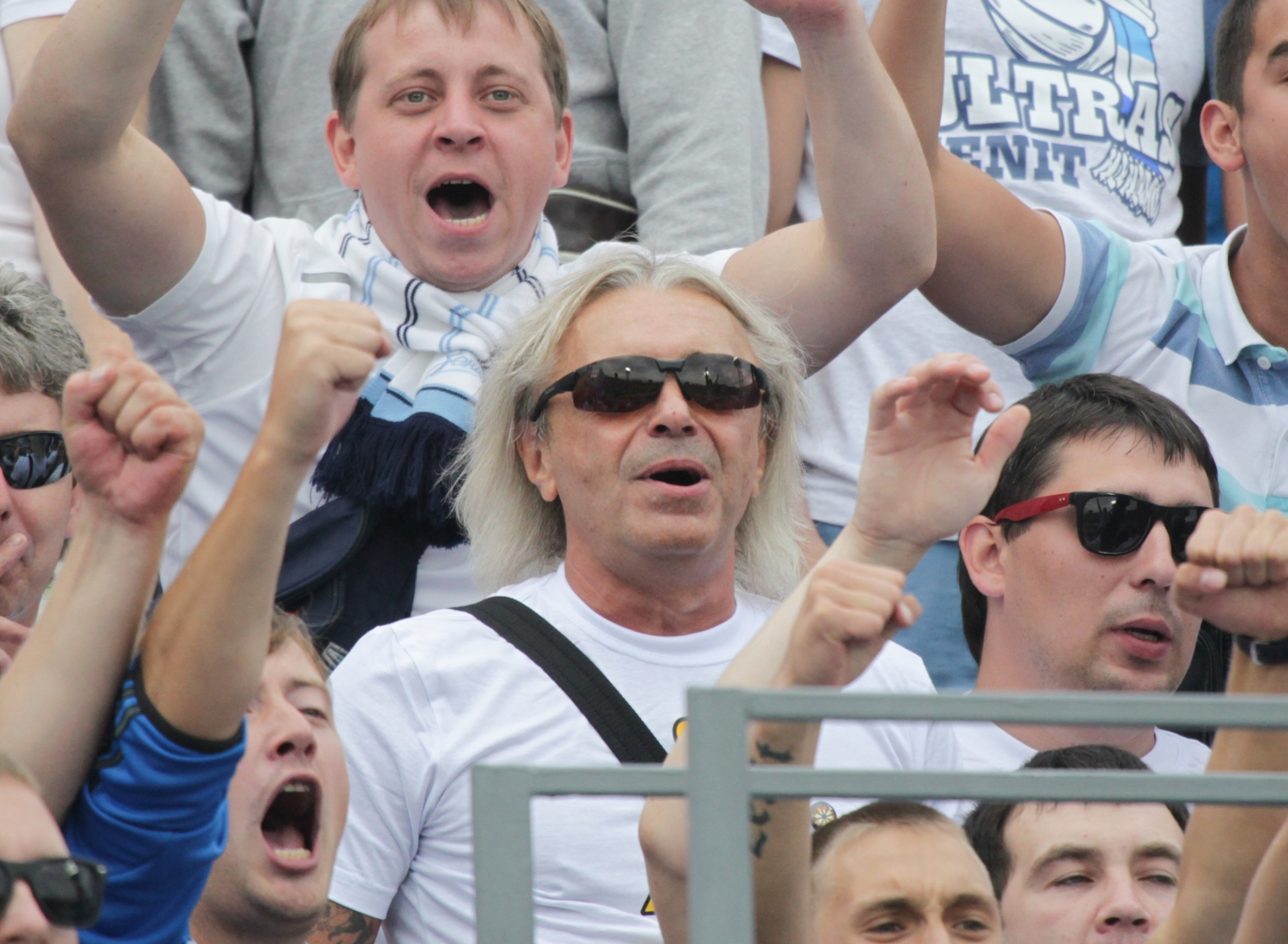 Константин Кинчев, лидер группы «Алиса» на трибуне болельщиков Зенита.