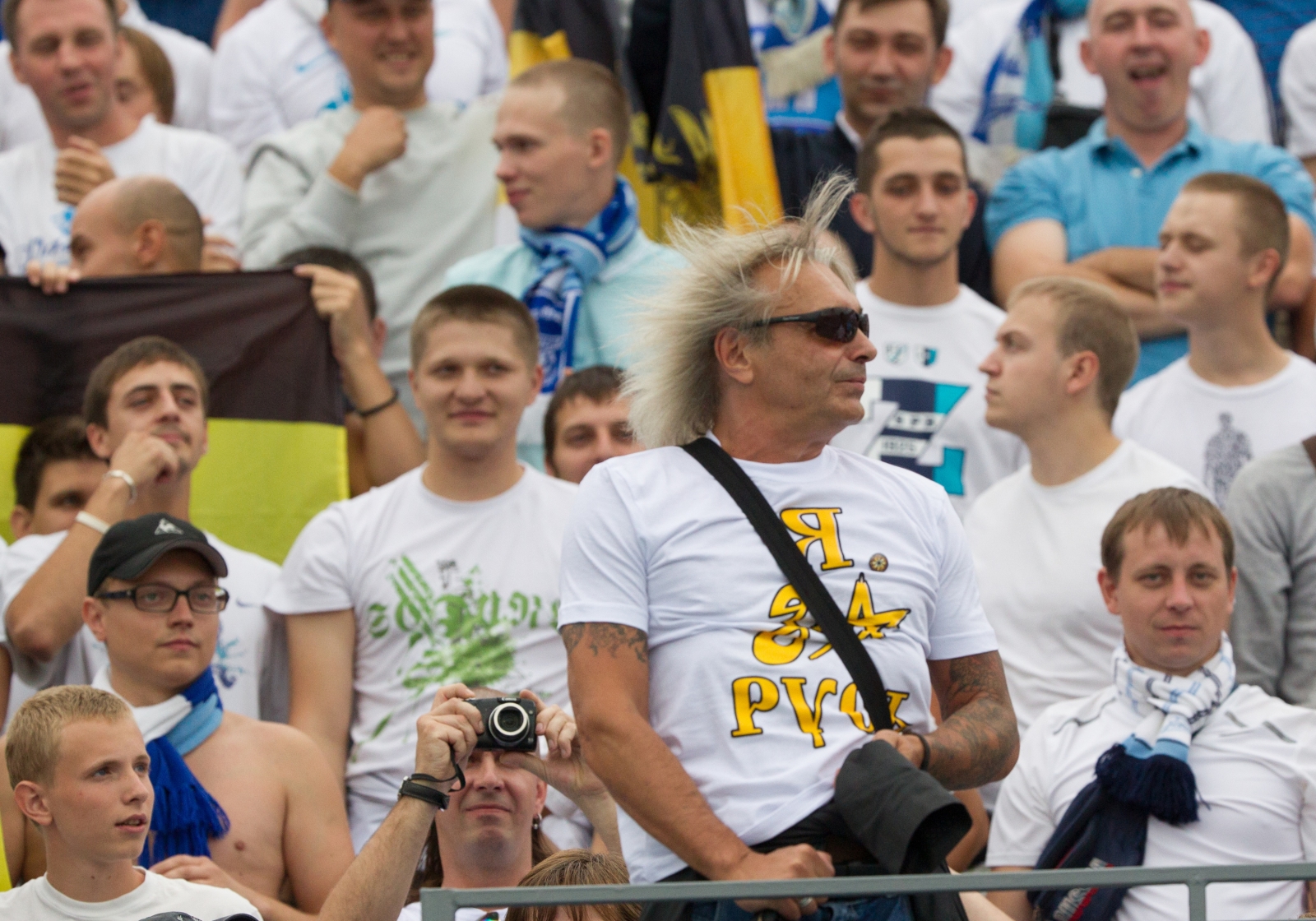 Константин Кинчев, лидер группы «Алиса» на трибуне болельщиков Зенита.