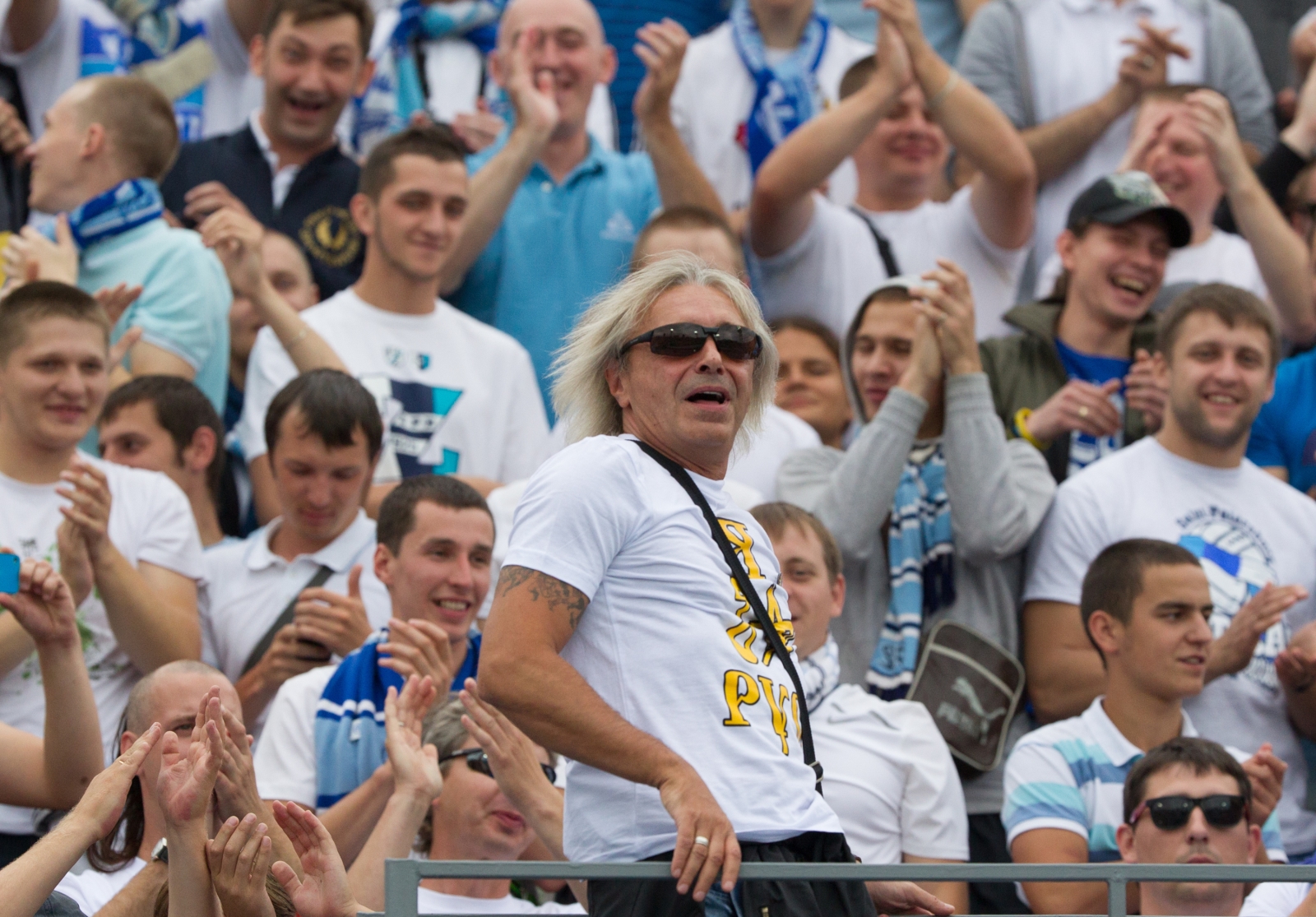 Константин Кинчев, лидер группы «Алиса» на трибуне болельщиков Зенита.