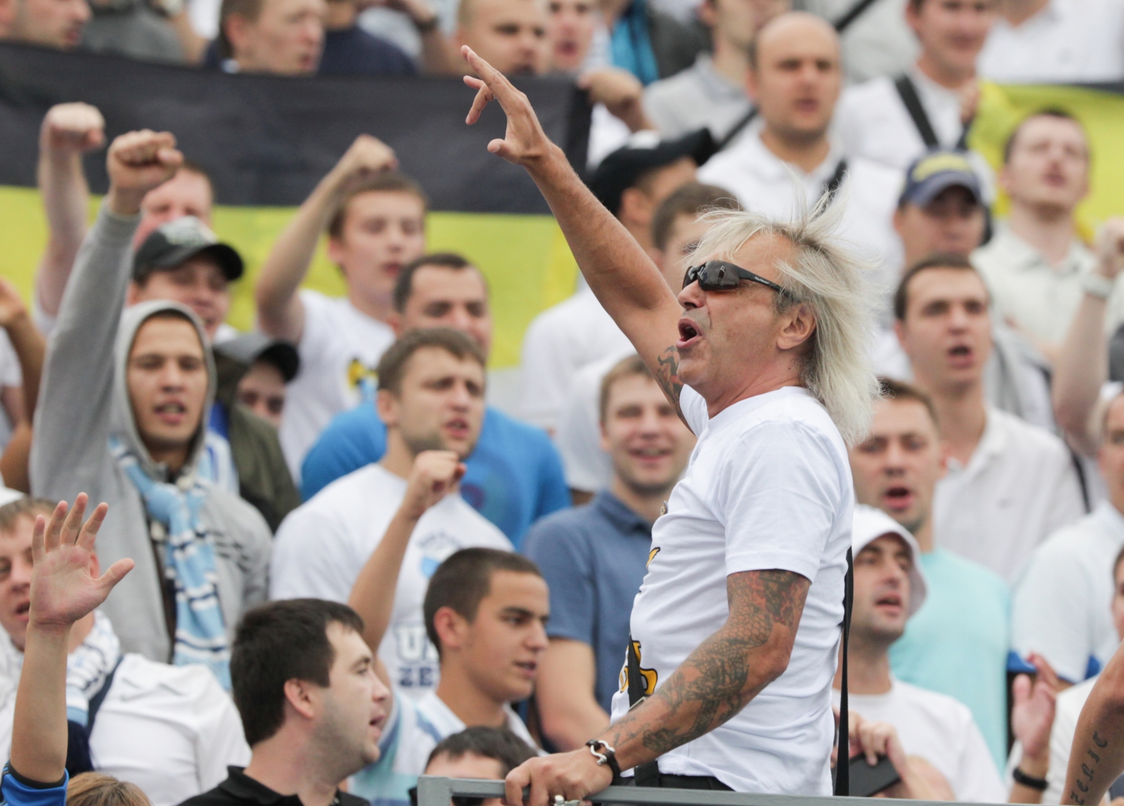 Константин Кинчев, лидер группы «Алиса» на трибуне болельщиков Зенита.