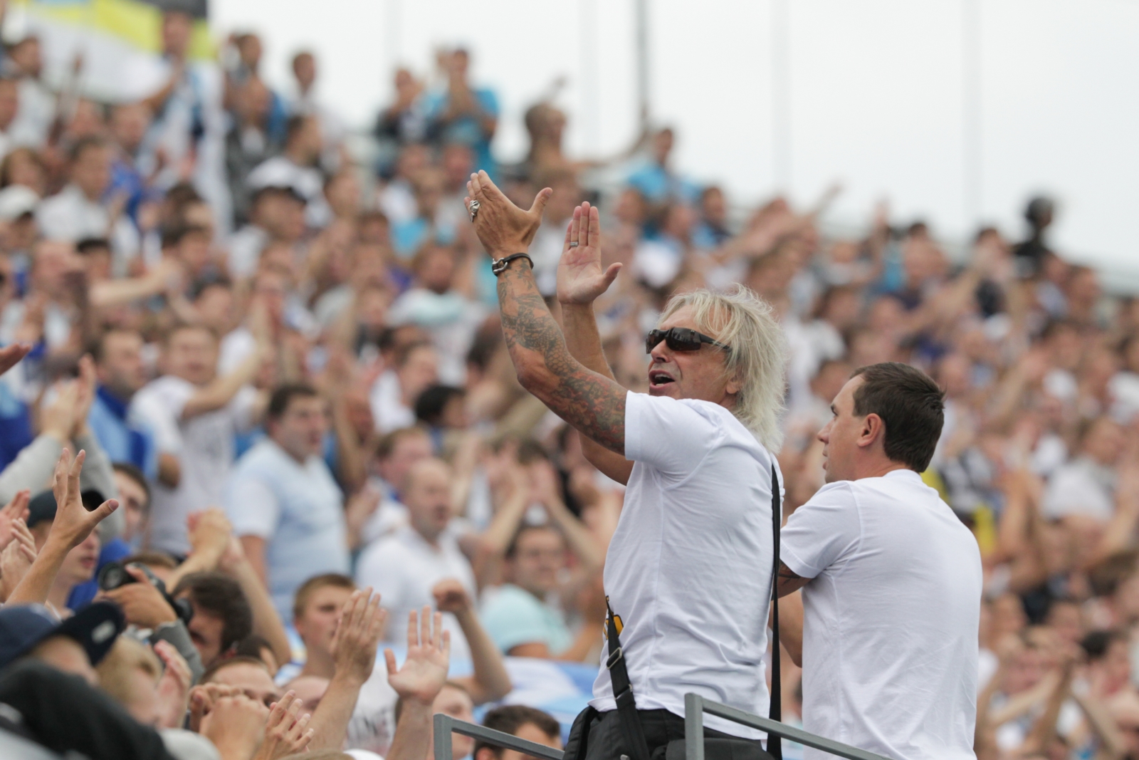 Константин Кинчев, лидер группы «Алиса» на трибуне болельщиков Зенита.