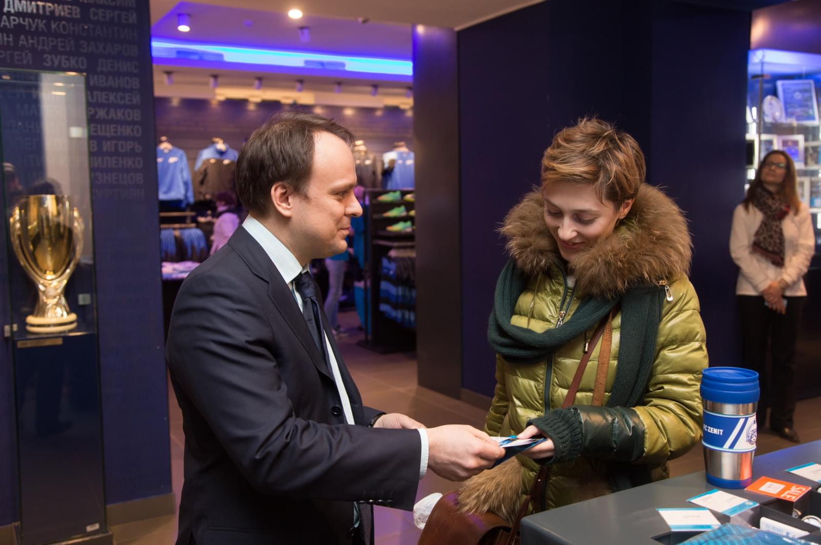 Дисконтная система «Зенит»: награждение 100-тысячного обладателя карты