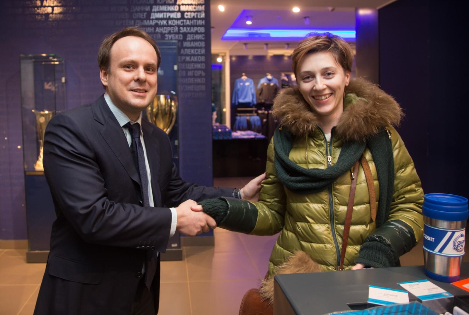 Дисконтная система «Зенит»: награждение 100-тысячного обладателя карты