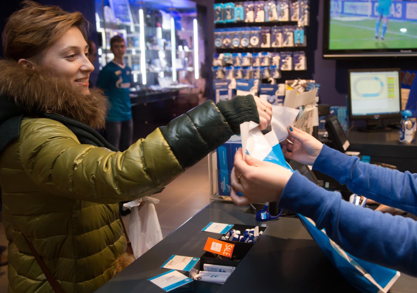 Дисконтная система «Зенит»: награждение 100-тысячного обладателя карты