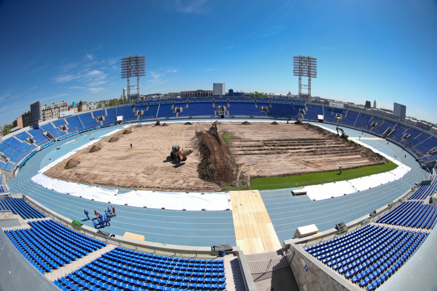 Замена газона на стадионе «Петровский»