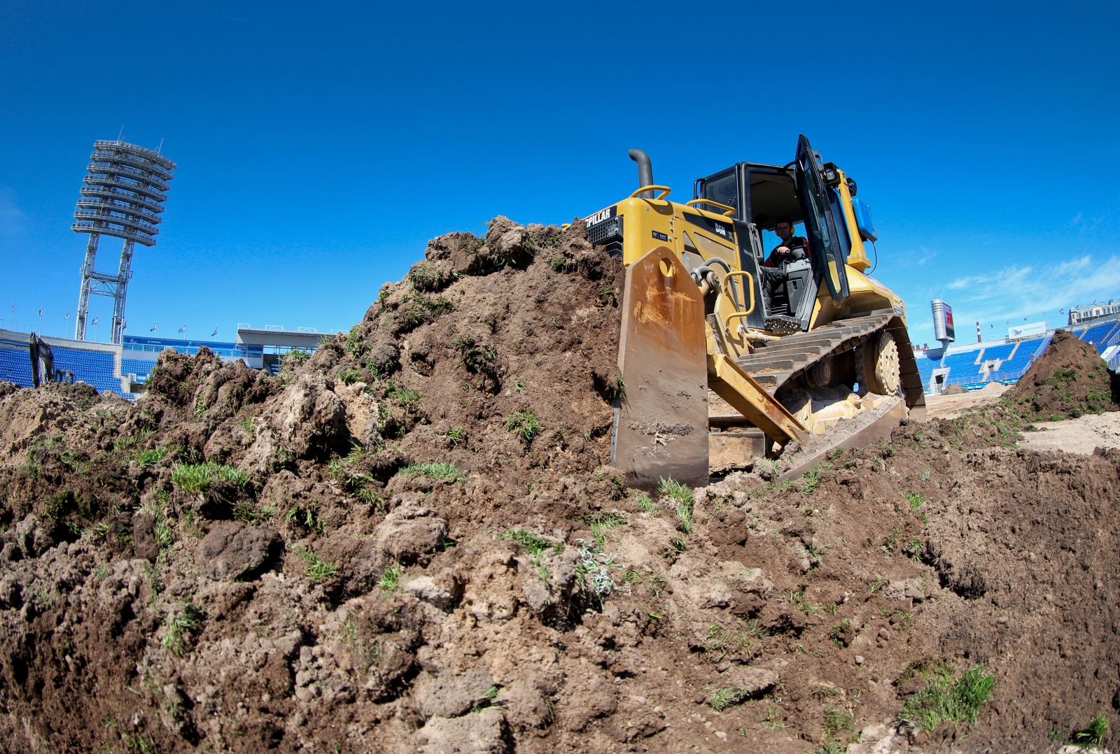 Замена газона на стадионе «Петровский»