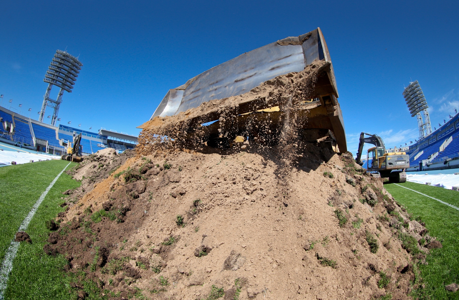 Замена газона на стадионе «Петровский»