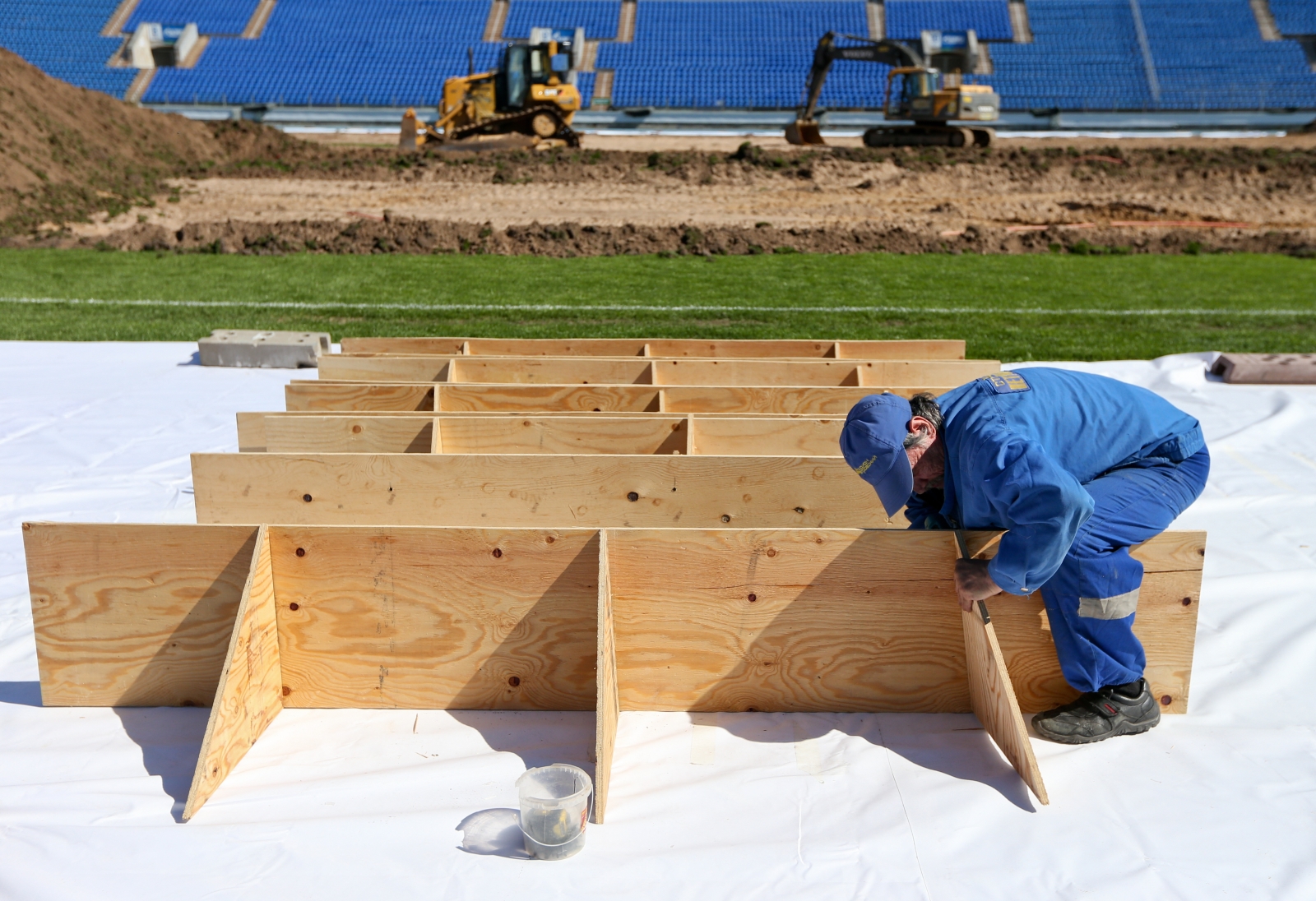Замена газона на стадионе «Петровский»