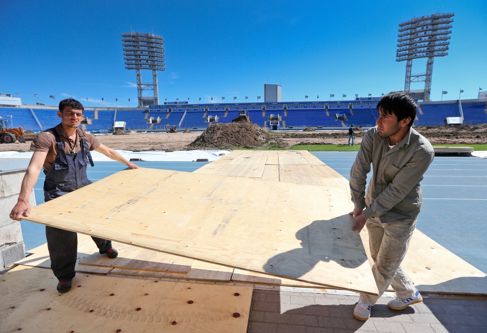 Замена газона на стадионе «Петровский»