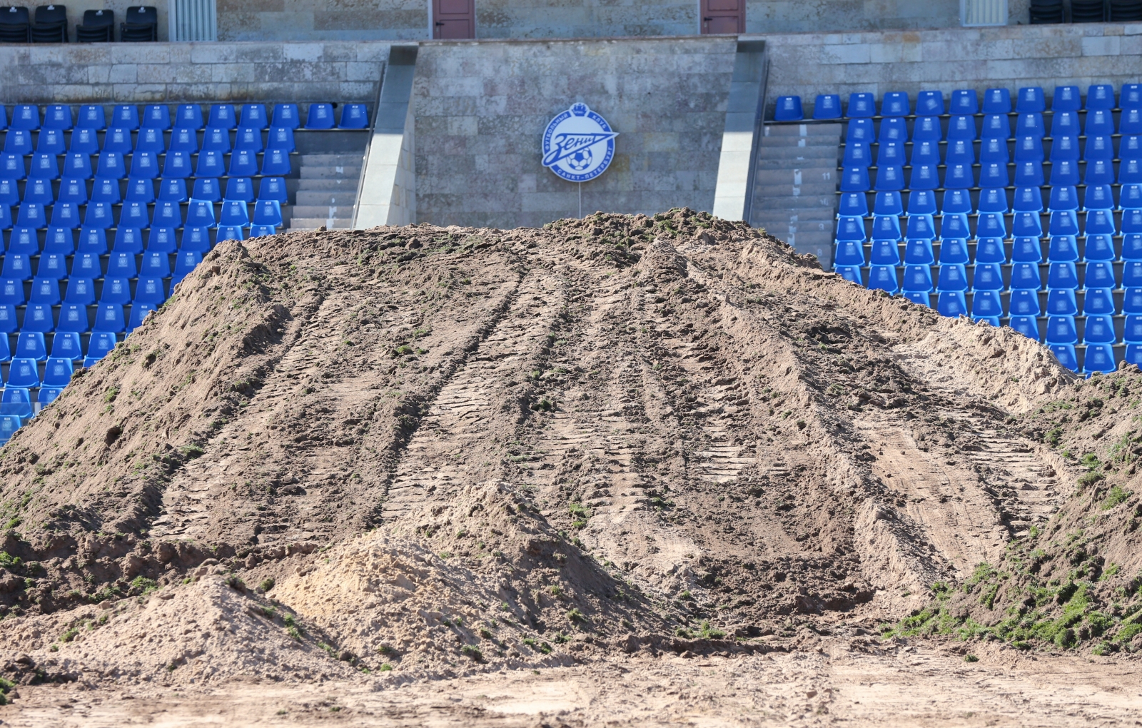 Замена газона на стадионе «Петровский»