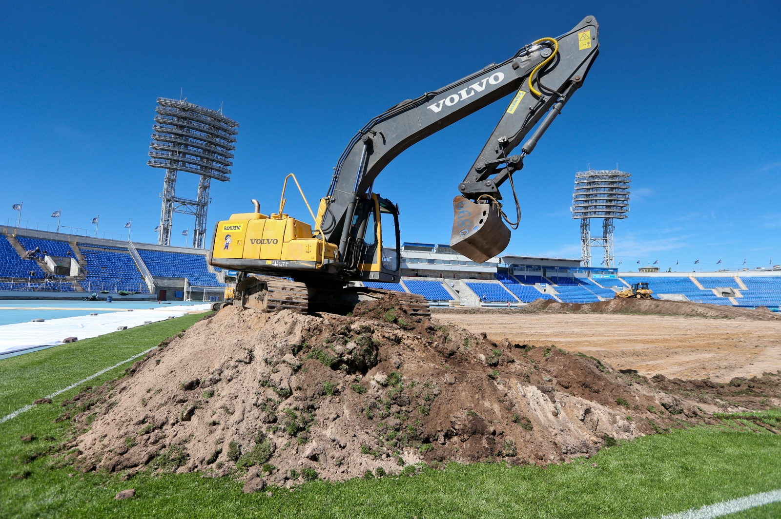 Замена газона на стадионе «Петровский»
