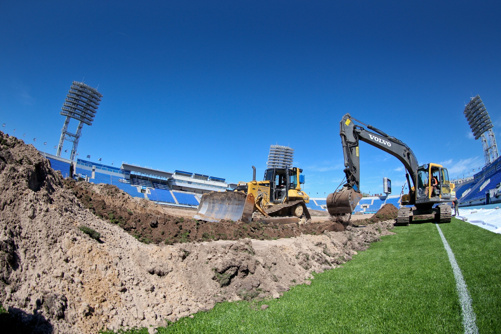 Замена газона на стадионе «Петровский»