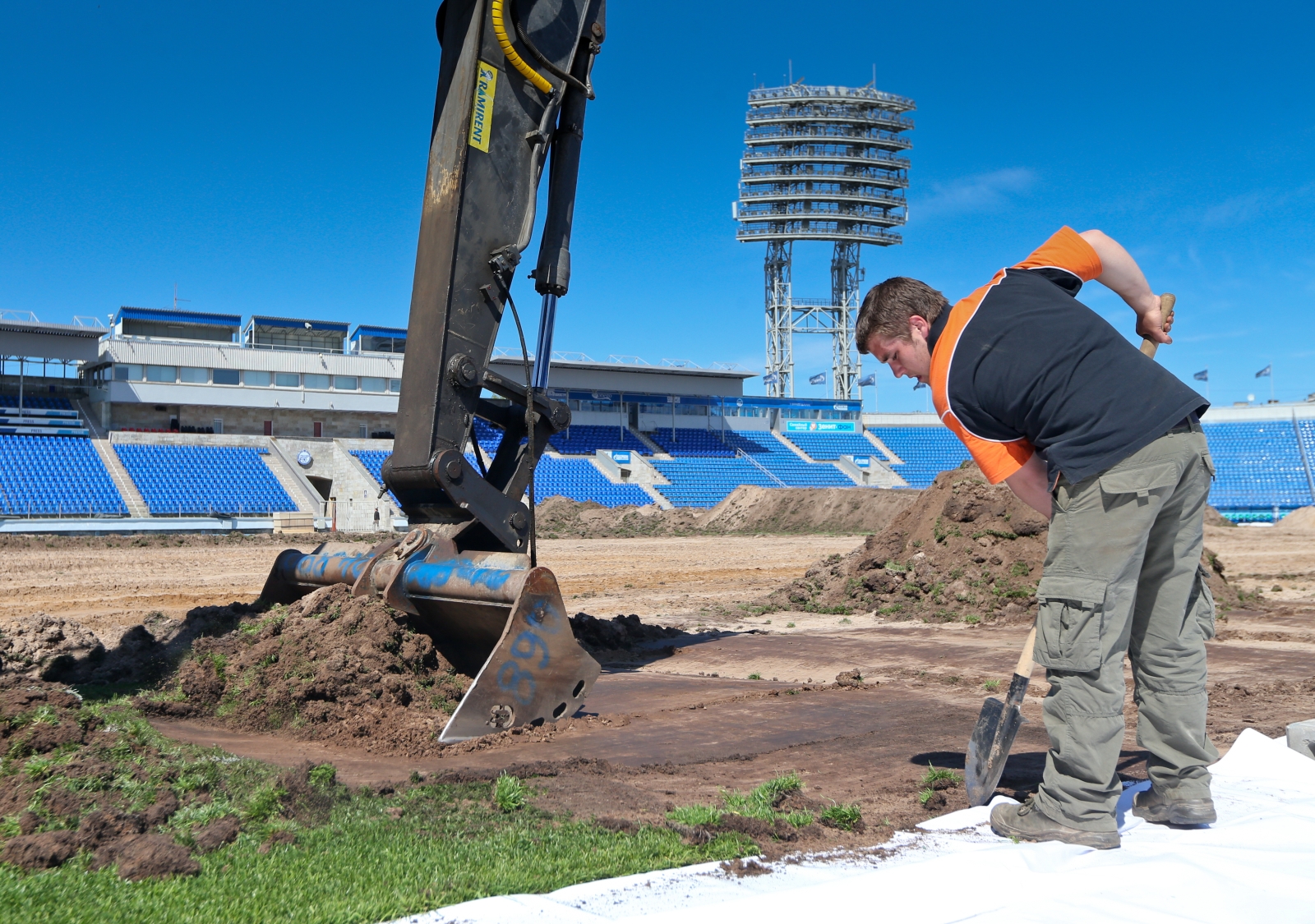 Замена газона на стадионе «Петровский»
