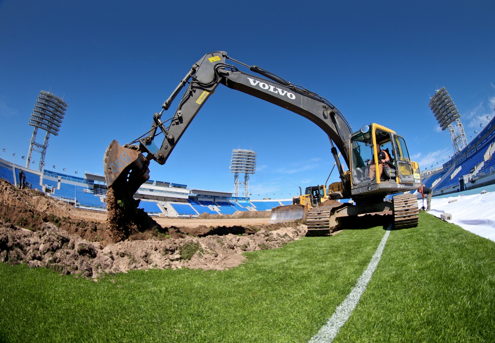 Замена газона на стадионе «Петровский»