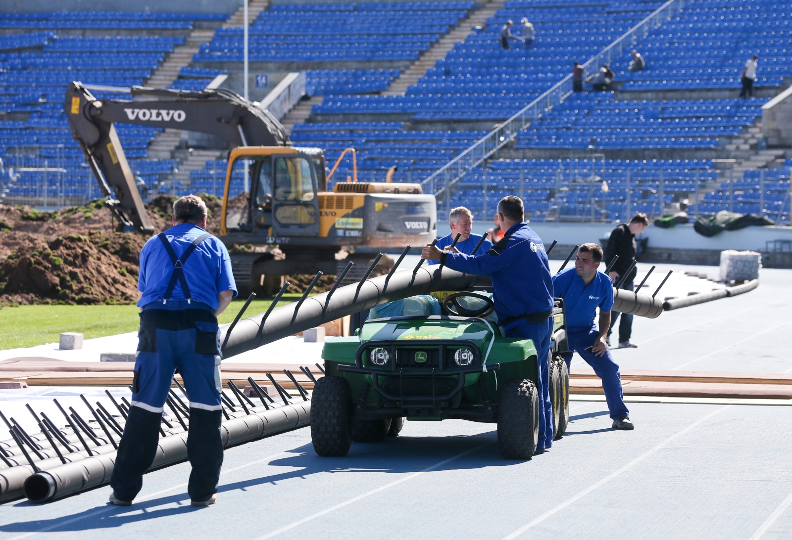 Замена газона на стадионе «Петровский»
