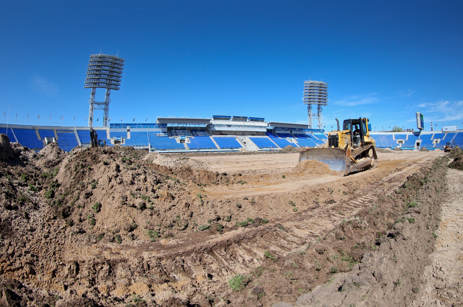 Замена газона на стадионе «Петровский»