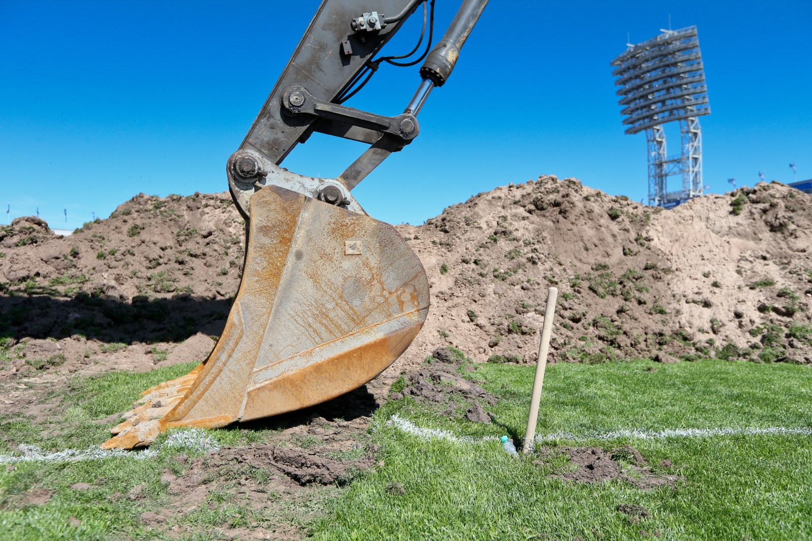 Замена газона на стадионе «Петровский»