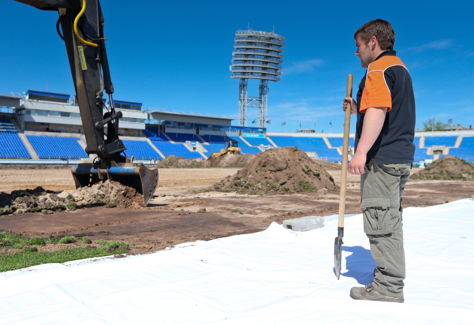 Замена газона на стадионе «Петровский»