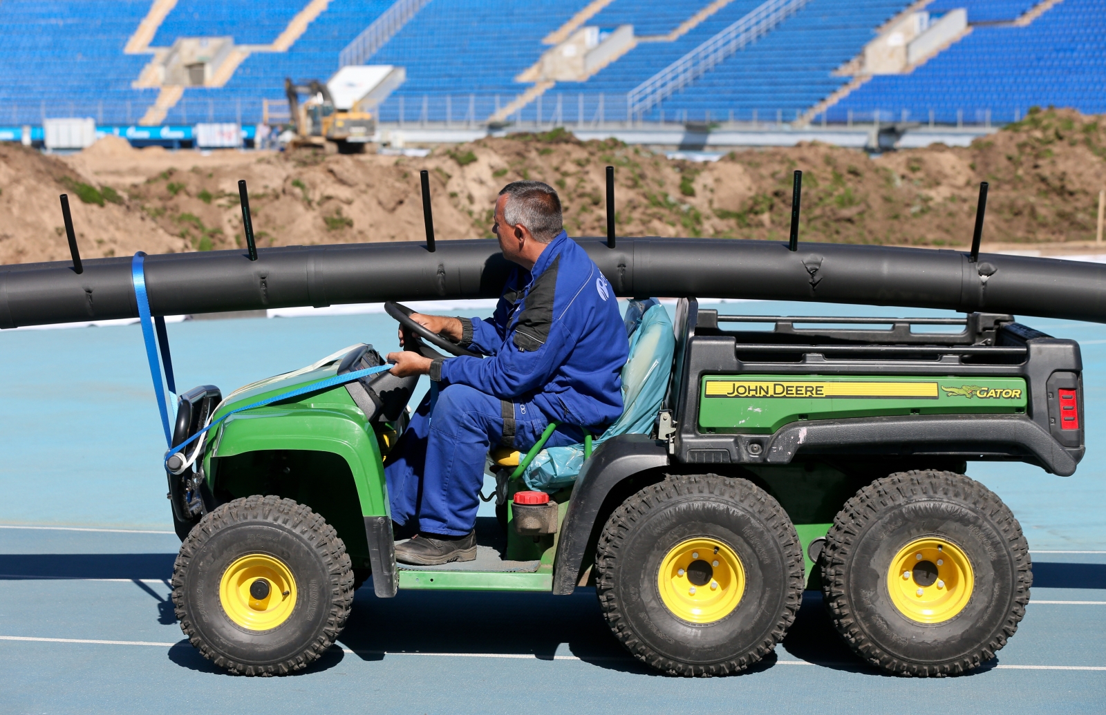 Замена газона на стадионе «Петровский»