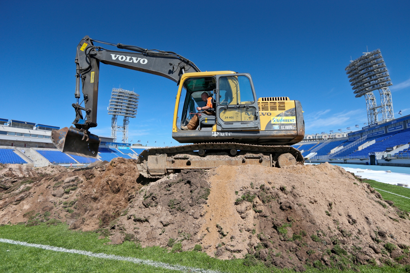 Замена газона на стадионе «Петровский»