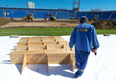 Замена газона на стадионе «Петровский»