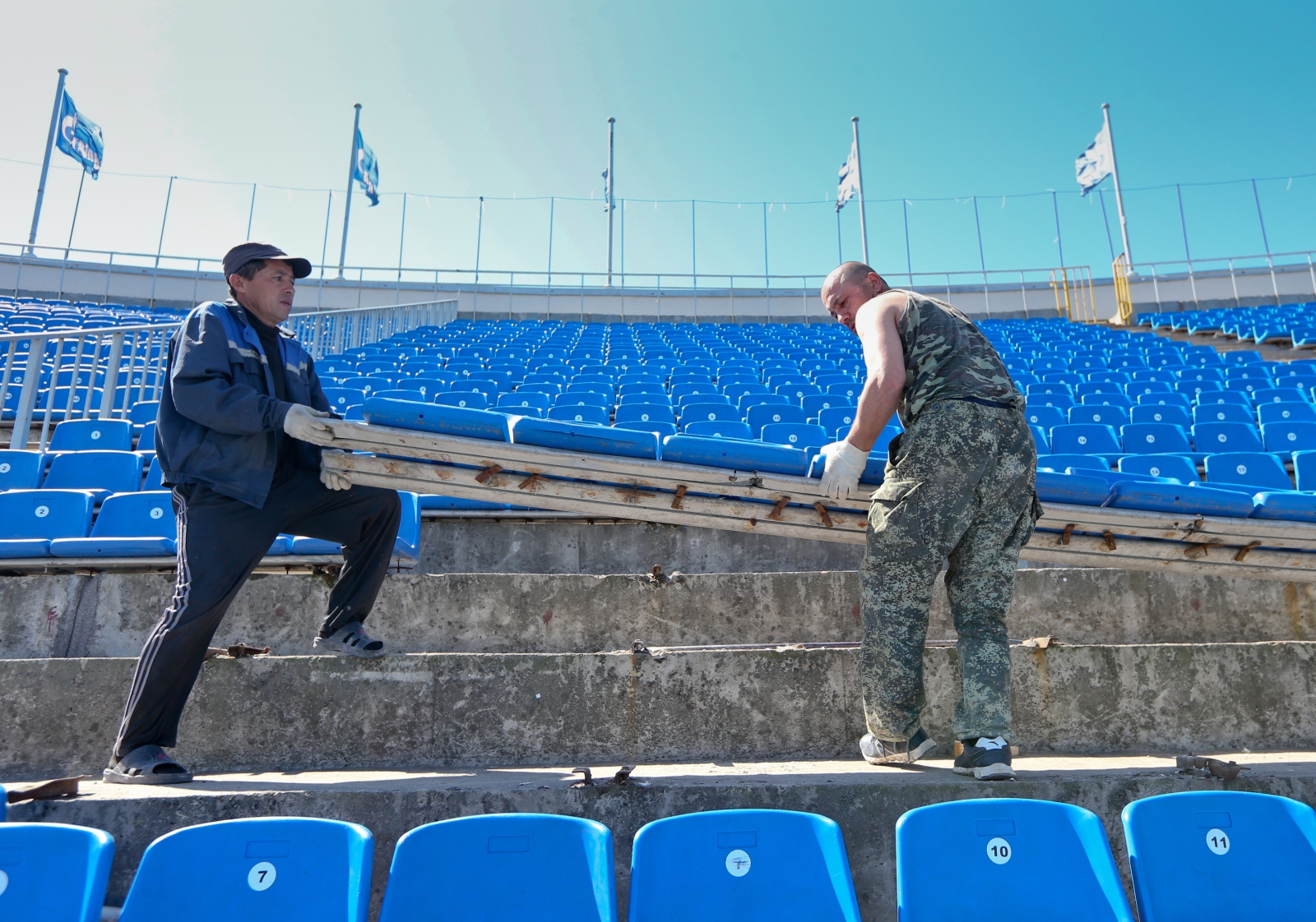 Замена газона на стадионе «Петровский»