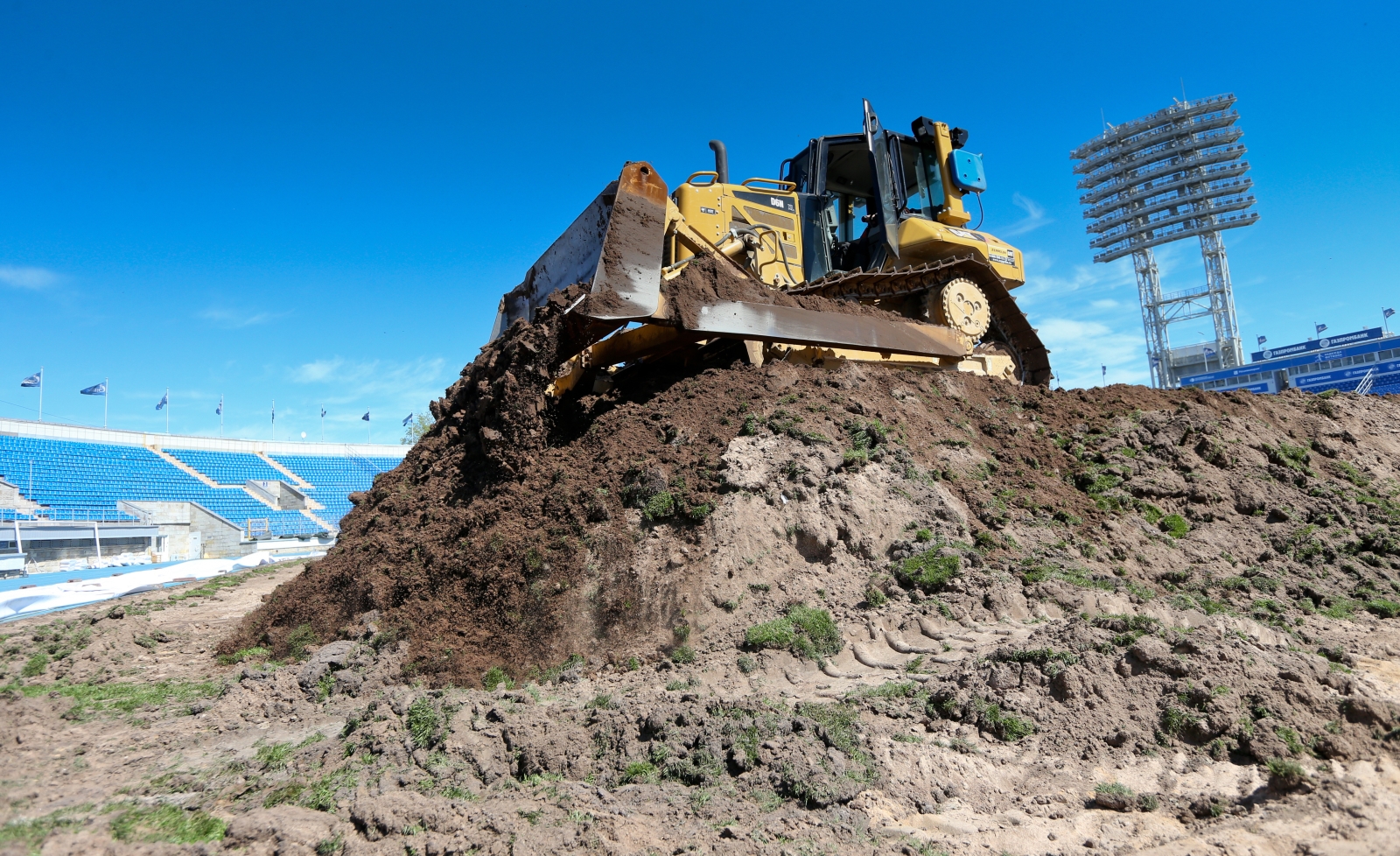 Замена газона на стадионе «Петровский»