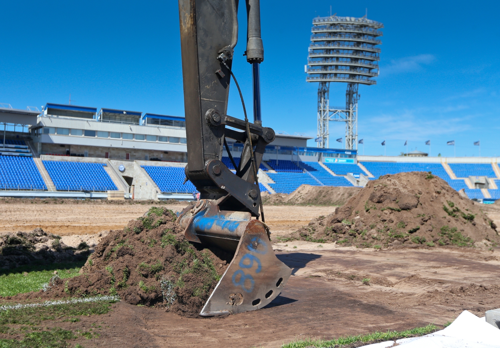 Замена газона на стадионе «Петровский»