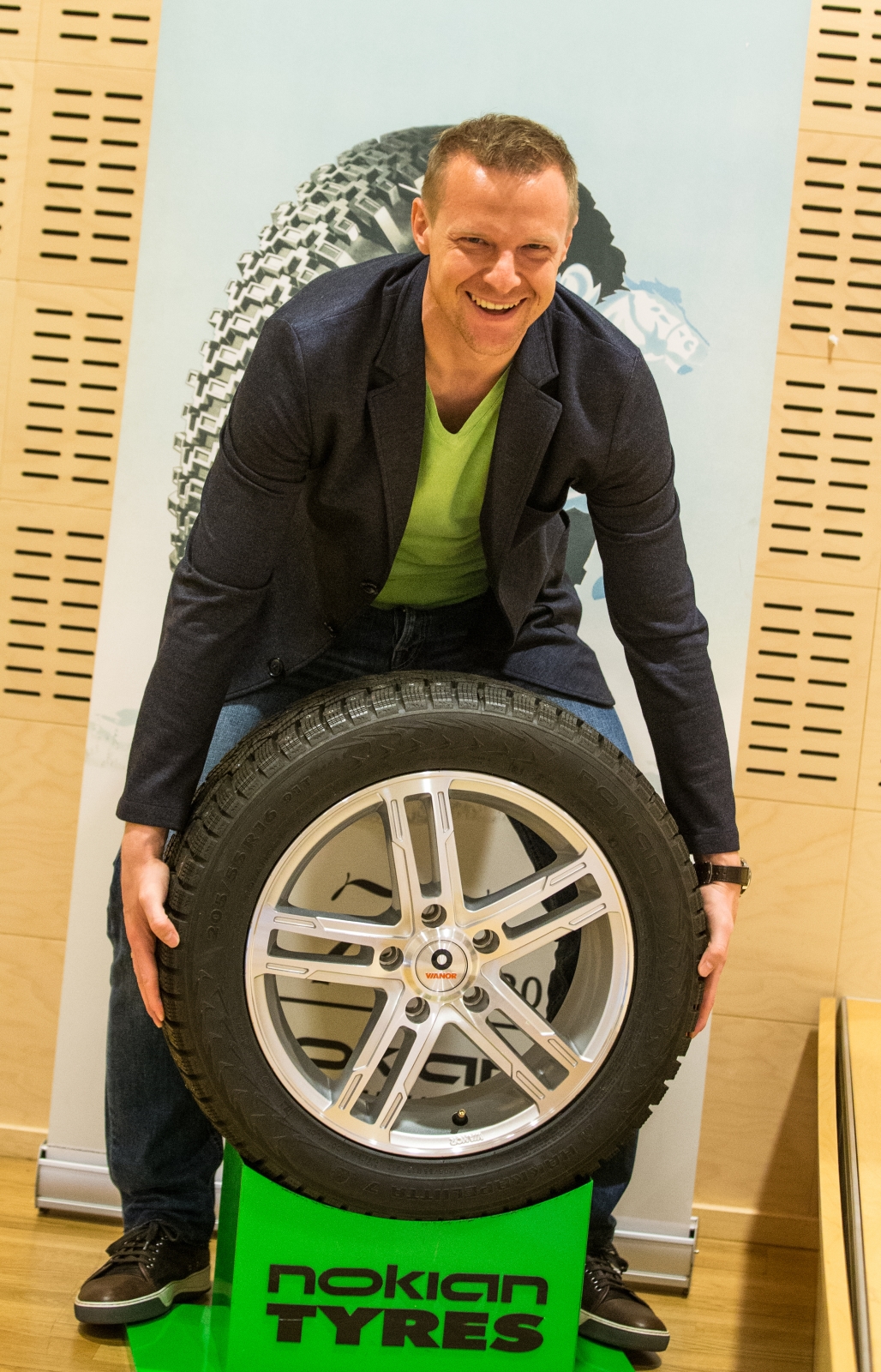 Автограф-сессия Вячеслава Малафеева на заводе НОКИАН