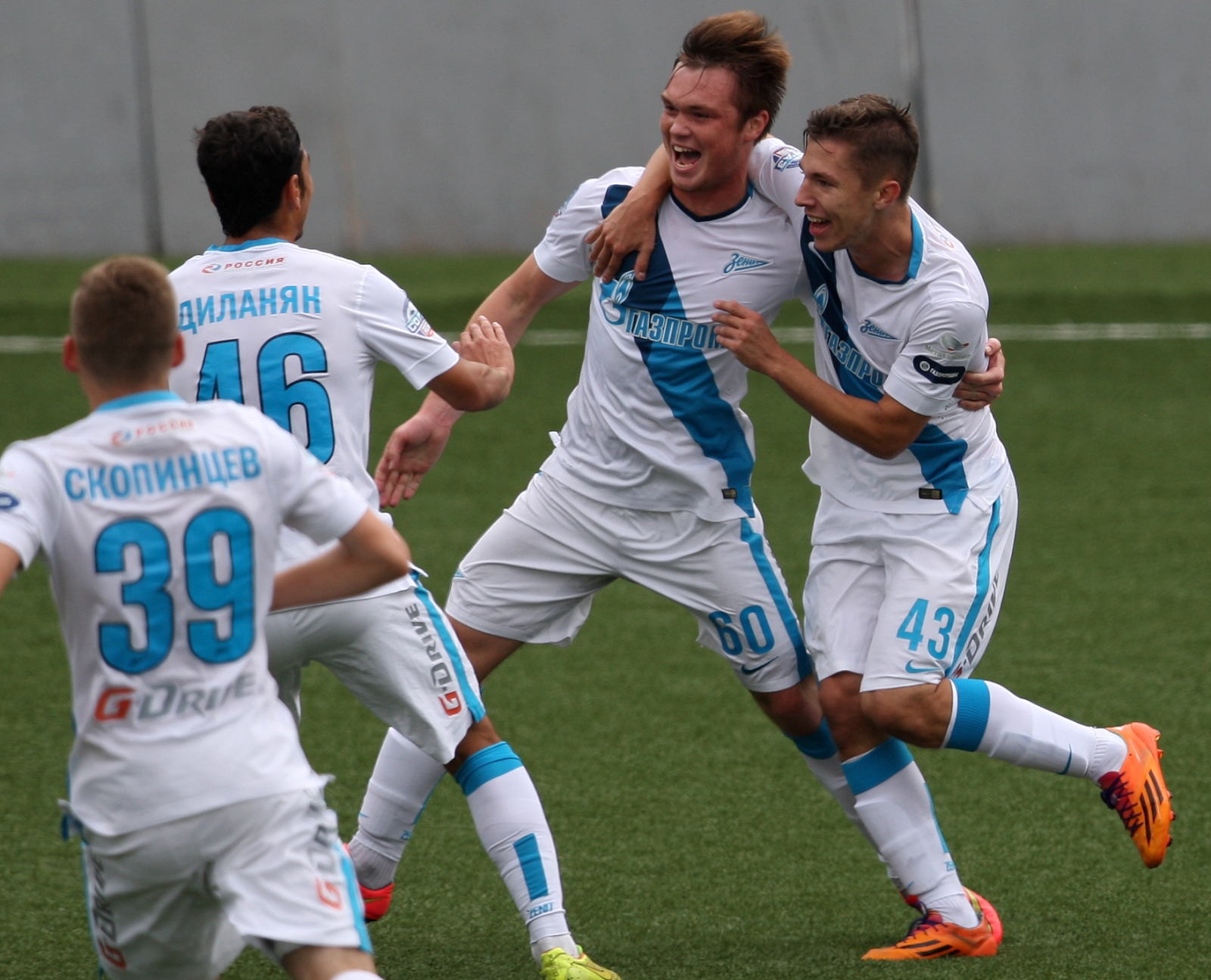 Матч 6-го тура молодежного первенства России. «Локомотив»-м — «Зенит»-м.