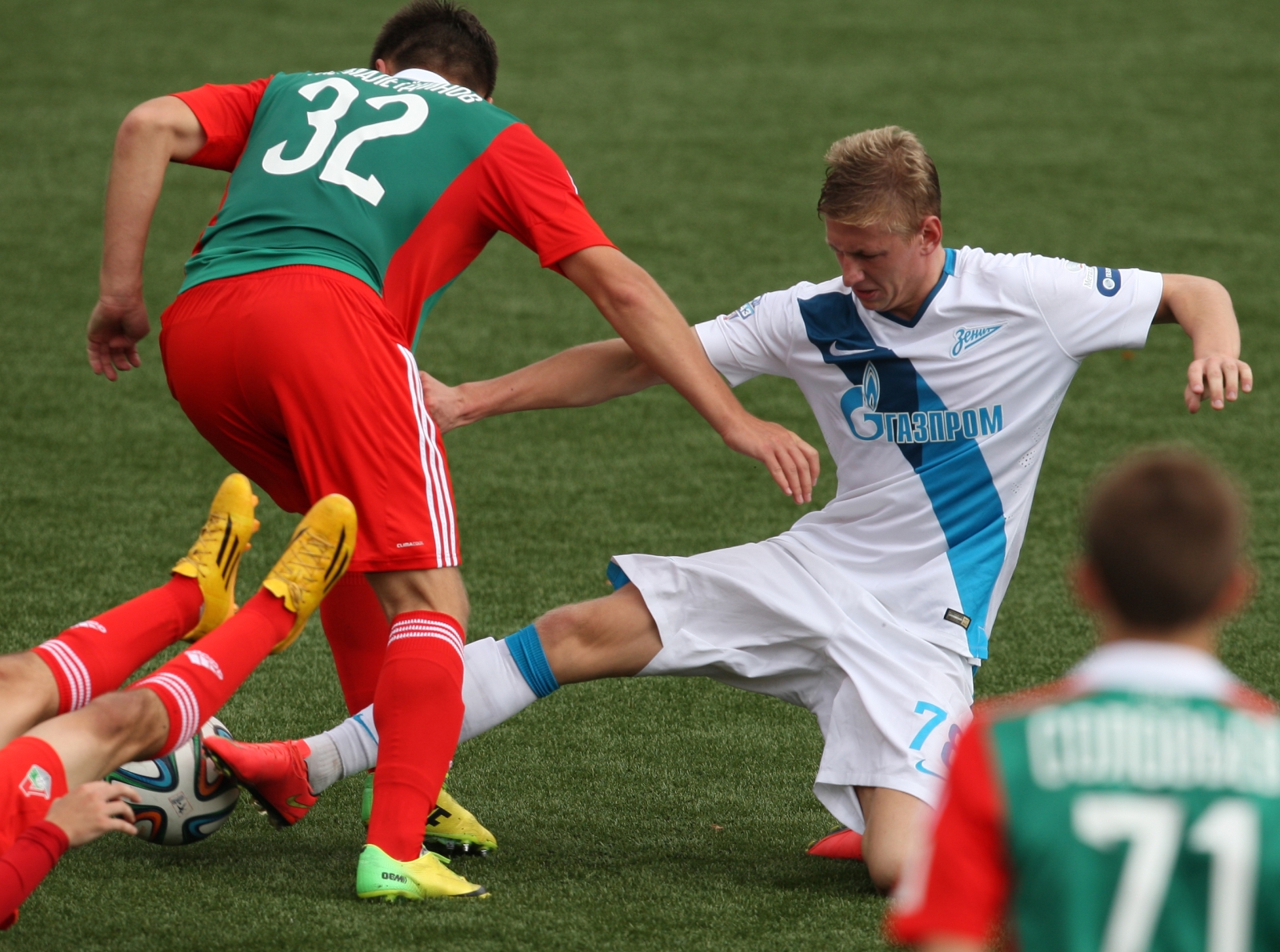Матч 6-го тура молодежного первенства России. «Локомотив»-м — «Зенит»-м.
