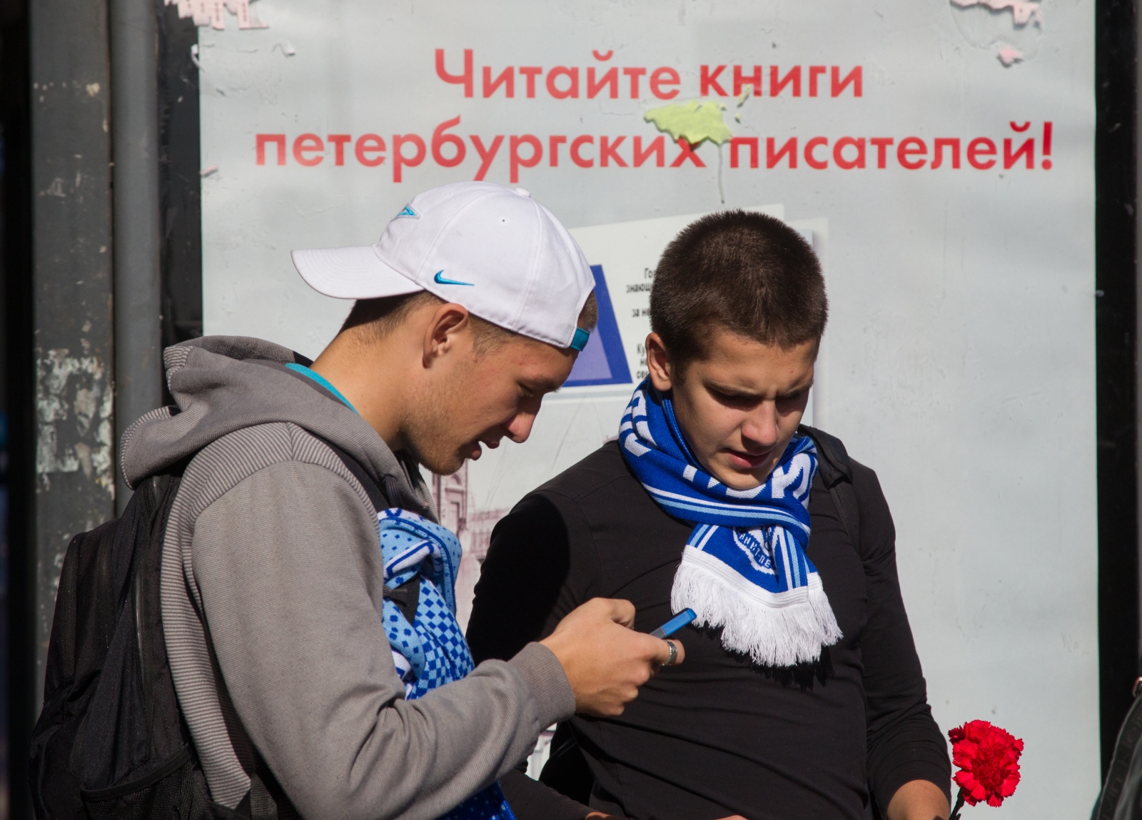 Возложение цветов к мемориальной доске Павла Федоровича Садырина