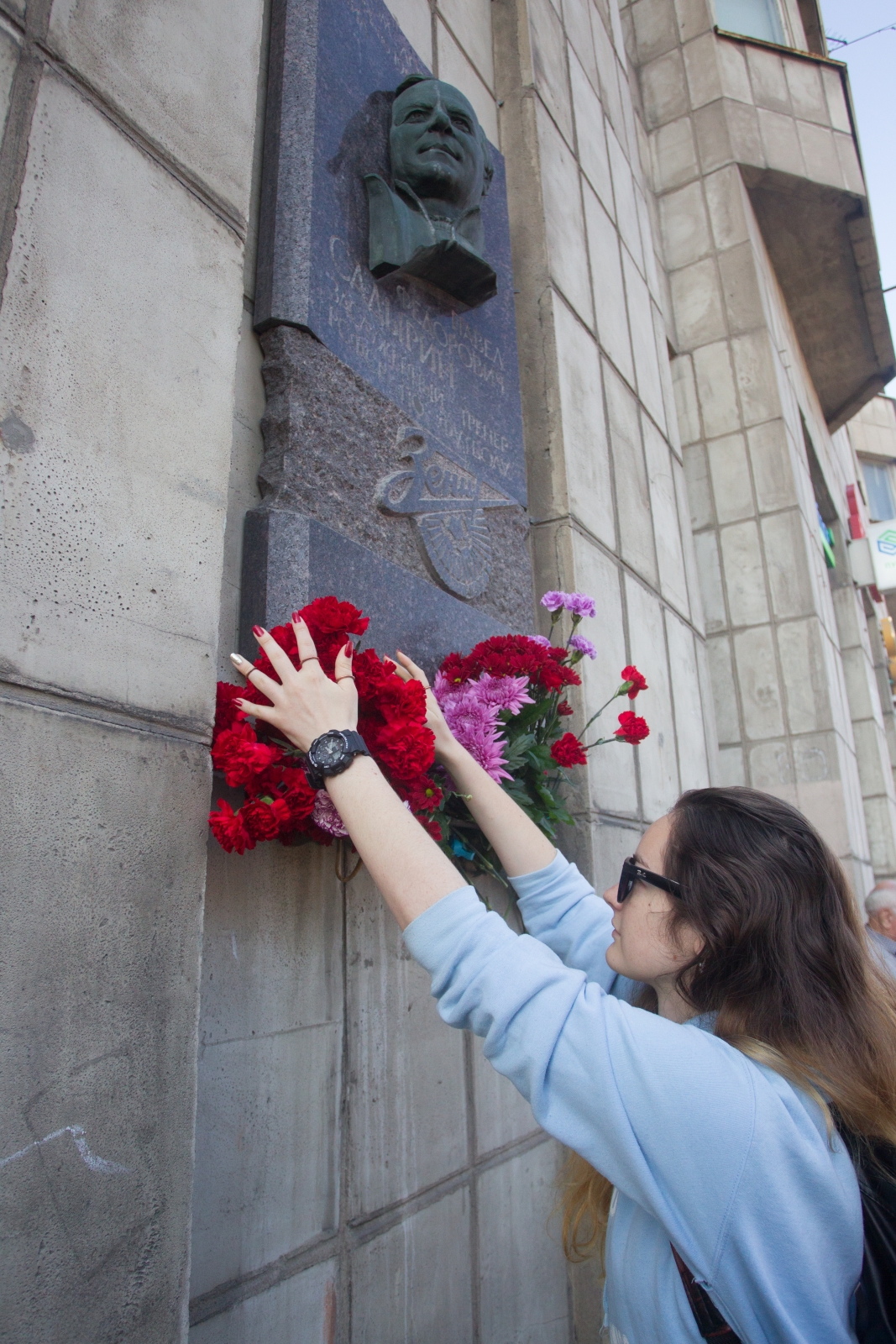 Возложение цветов к мемориальной доске Павла Федоровича Садырина