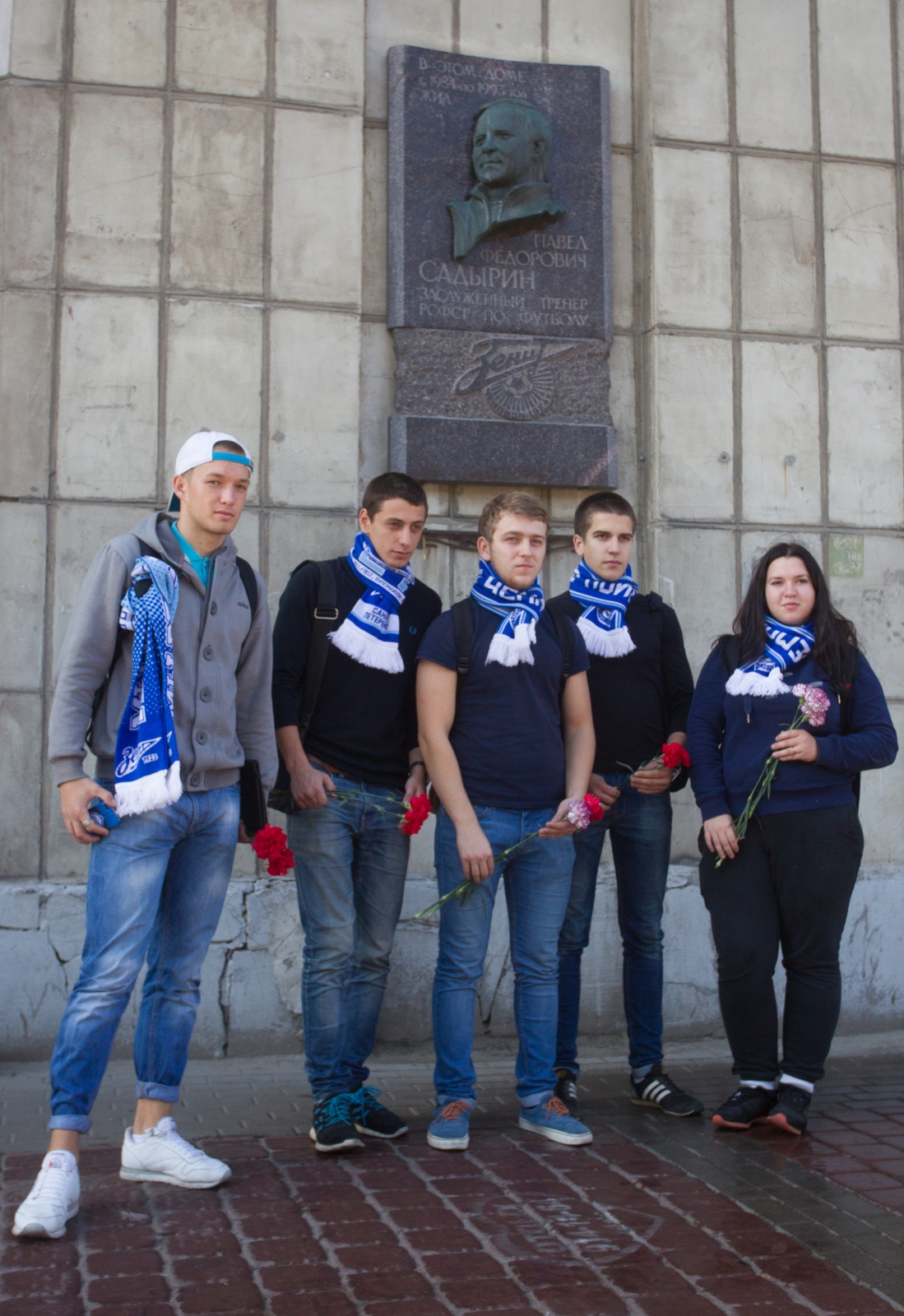 Возложение цветов к мемориальной доске Павла Федоровича Садырина