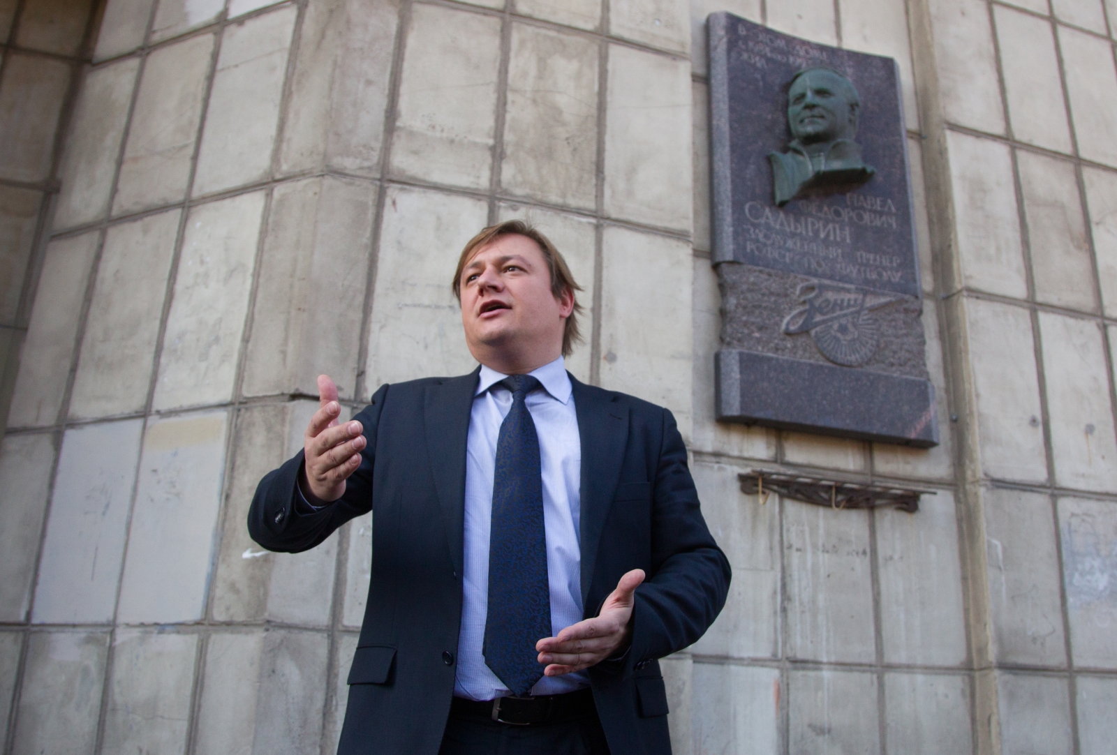 Возложение цветов к мемориальной доске Павла Федоровича Садырина