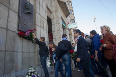 Возложение цветов к мемориальной доске Павла Федоровича Садырина