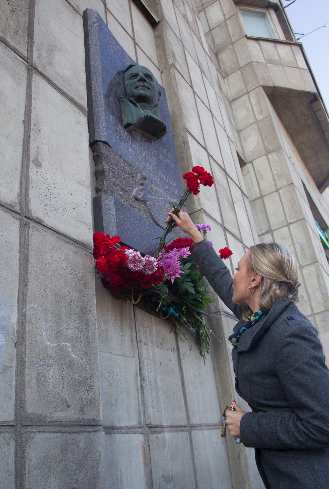 Возложение цветов к мемориальной доске Павла Федоровича Садырина