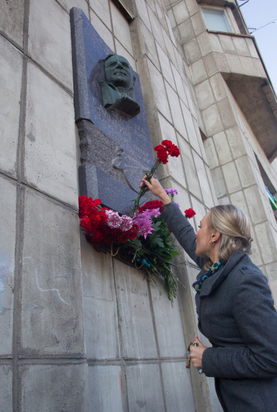Возложение цветов к мемориальной доске Павла Федоровича Садырина