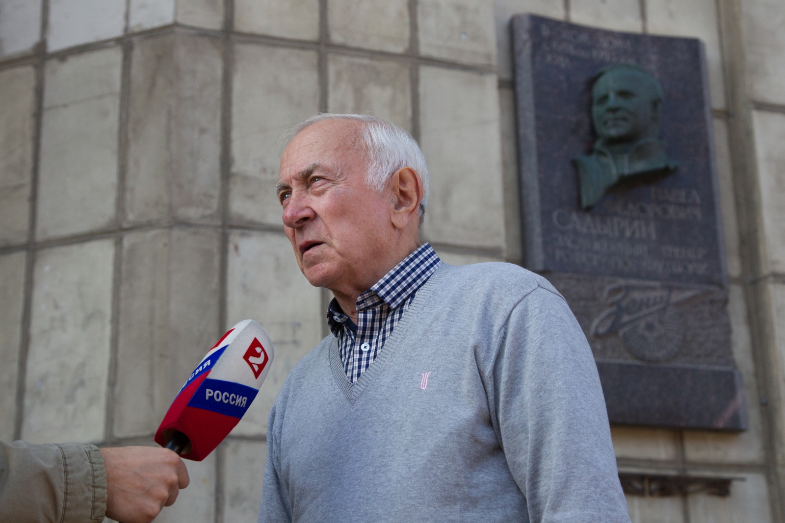 Возложение цветов к мемориальной доске Павла Федоровича Садырина