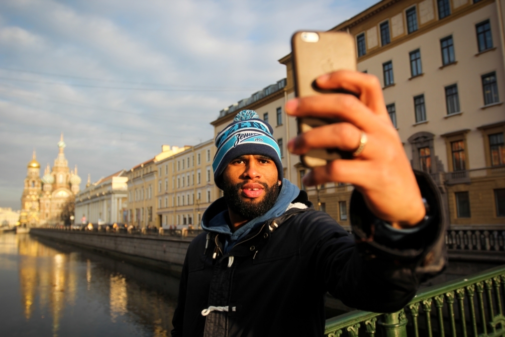 Вальтер Ходж, защитник БК «Зенит» во время прогулки по городу