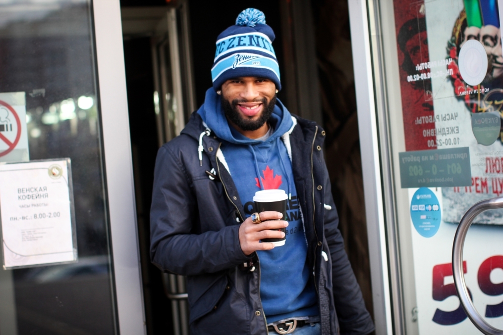 Вальтер Ходж, защитник БК «Зенит» во время прогулки по городу