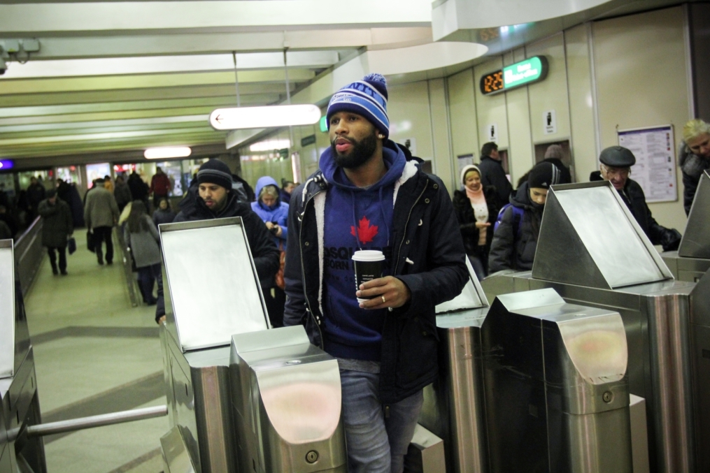 Вальтер Ходж, защитник БК «Зенит» во время прогулки по городу