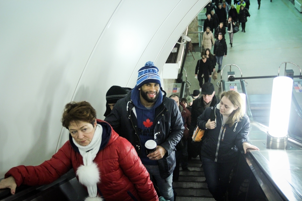 Вальтер Ходж, защитник БК «Зенит» во время прогулки по городу