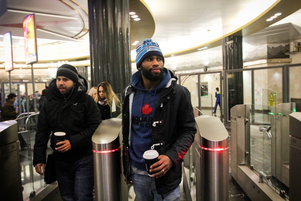 Вальтер Ходж, защитник БК «Зенит» во время прогулки по городу