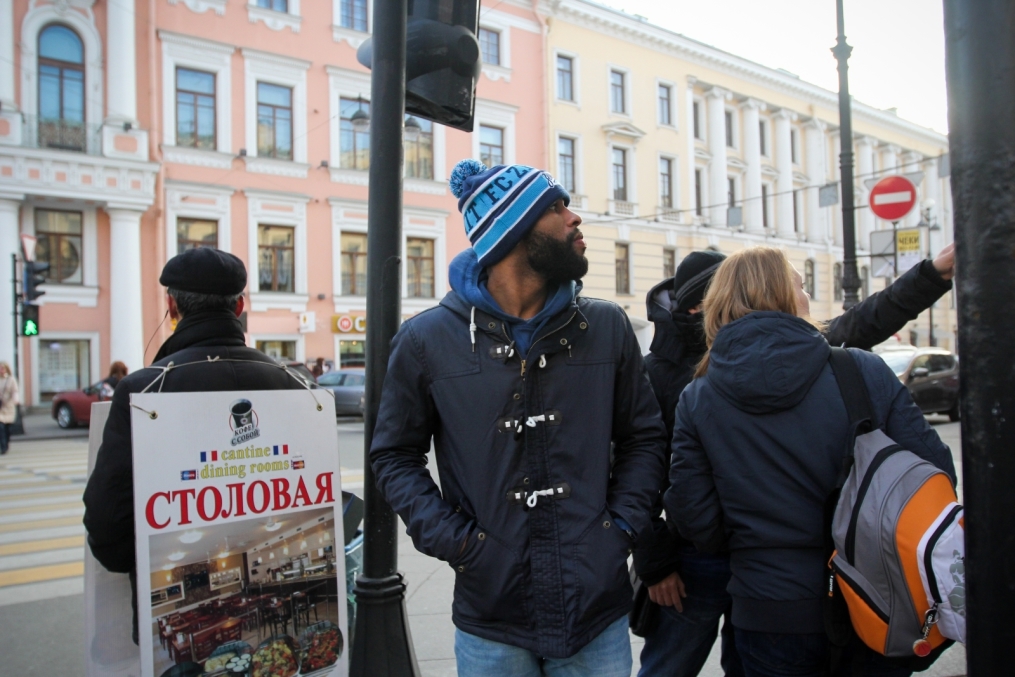 Вальтер Ходж, защитник БК «Зенит» во время прогулки по городу