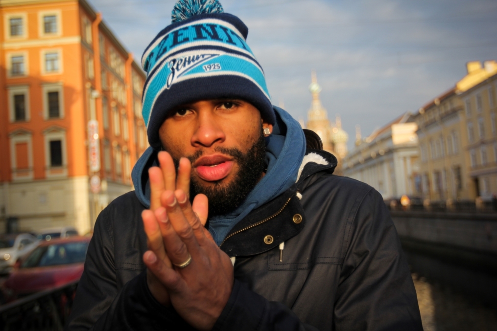 Вальтер Ходж, защитник БК «Зенит» во время прогулки по городу