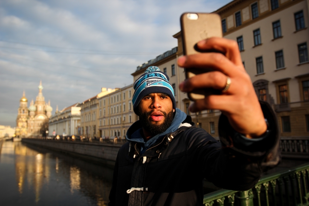 Вальтер Ходж, защитник БК «Зенит» во время прогулки по городу