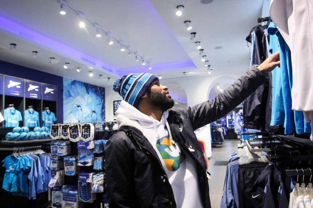 Вальтер Ходж, защитник БК «Зенит» во время прогулки по городу