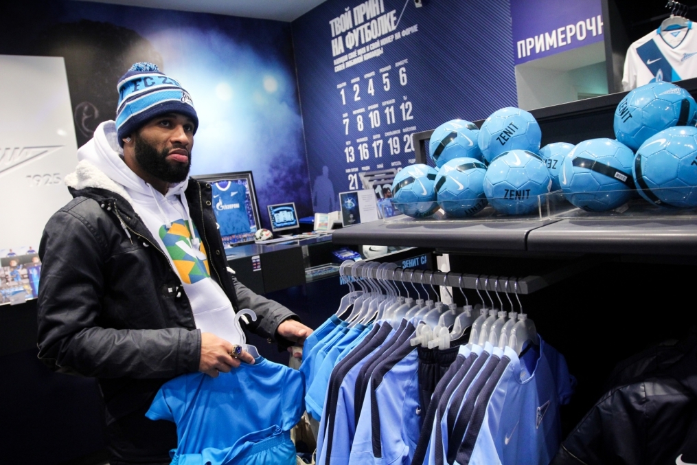 Вальтер Ходж, защитник БК «Зенит» во время прогулки по городу