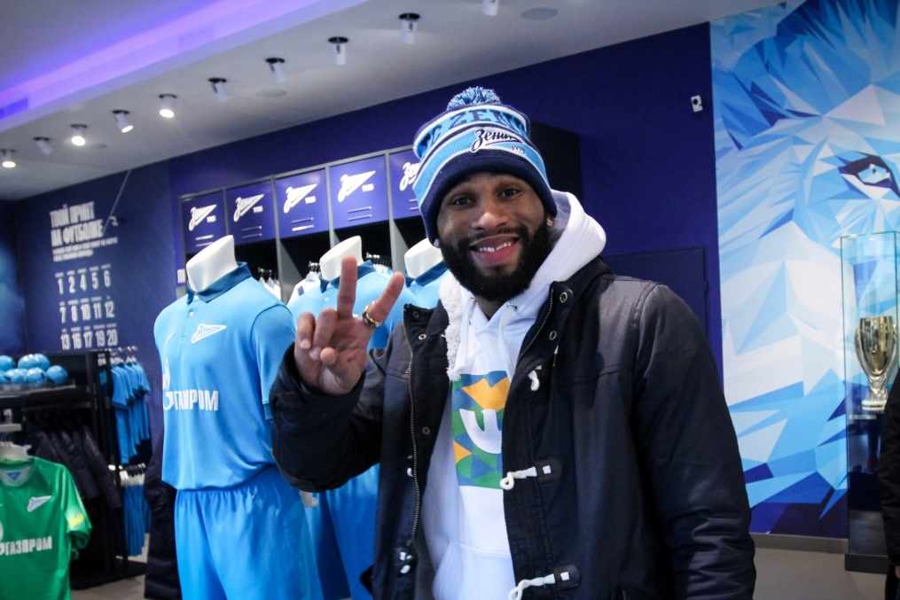 Вальтер Ходж, защитник БК «Зенит» во время прогулки по городу